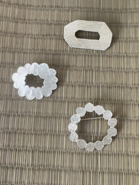 Gin brooch