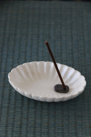 Gorgeous cream scalloped, oval Japanese incense burning set